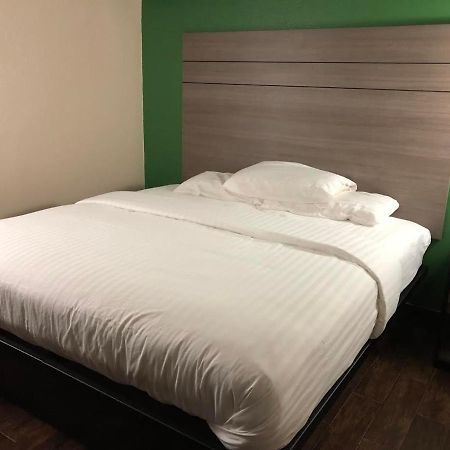 Travelers Inn And Suites Wharton Екстер'єр фото