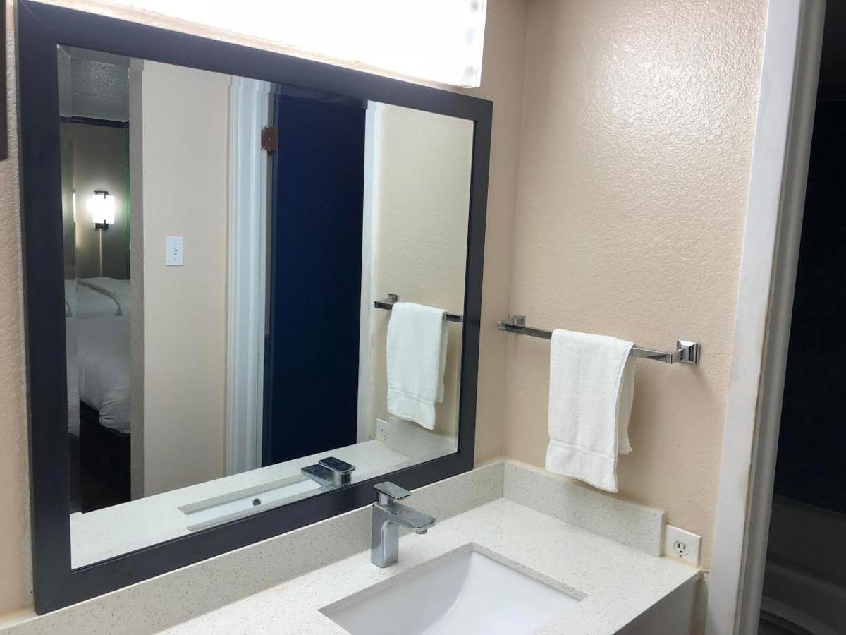Travelers Inn And Suites Wharton Екстер'єр фото