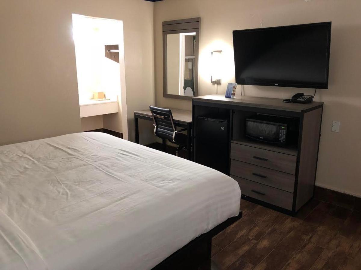Travelers Inn And Suites Wharton Екстер'єр фото