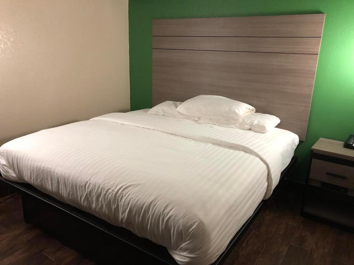 Travelers Inn And Suites Wharton Екстер'єр фото