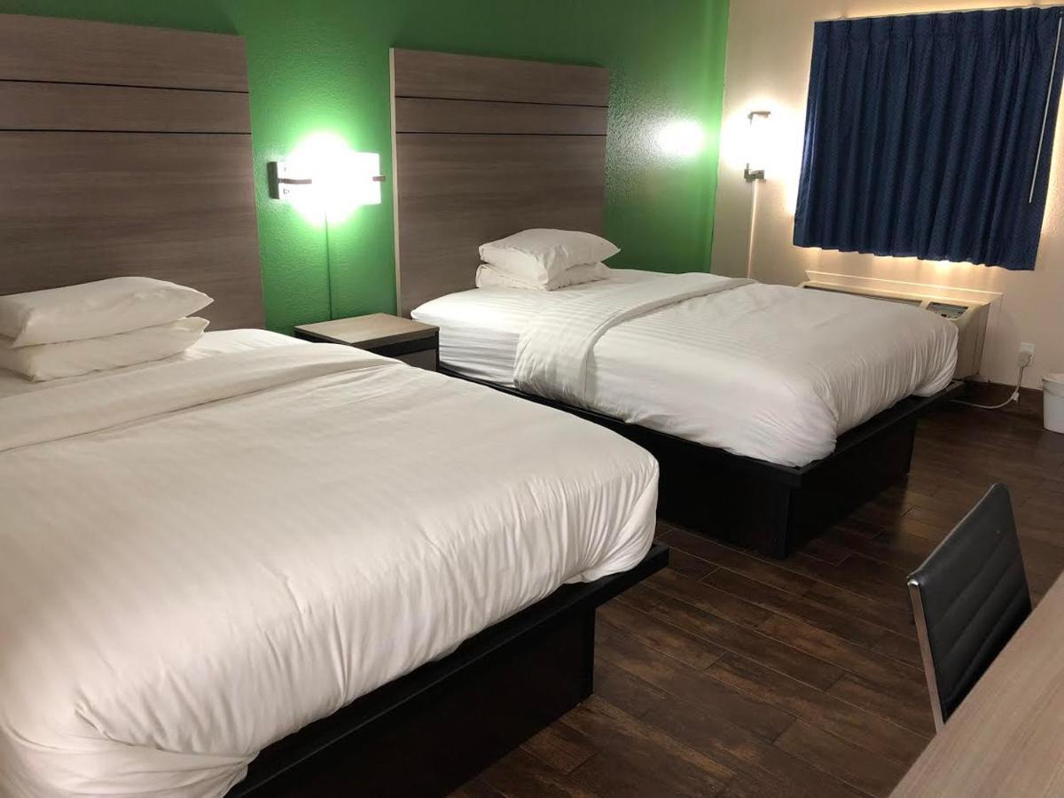 Travelers Inn And Suites Wharton Екстер'єр фото